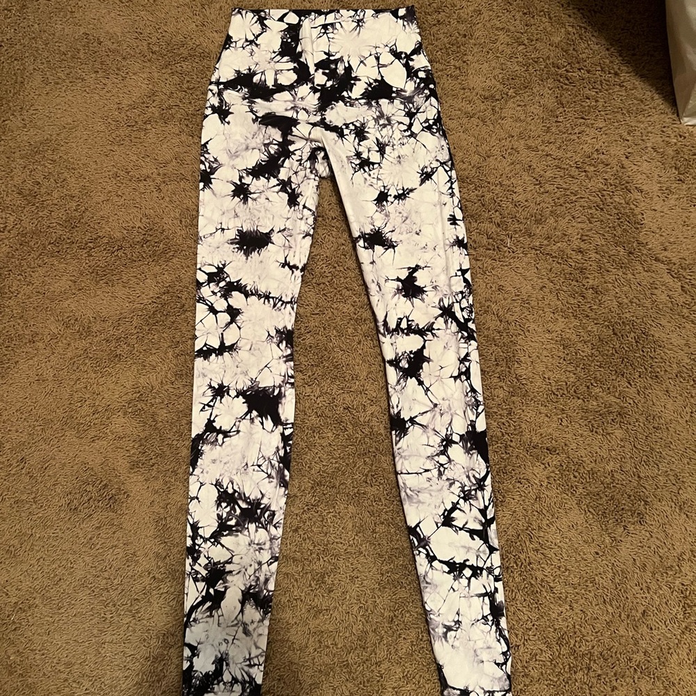size 6 lululemon black and white leggings. barely worn!! $35 or best offer!!!
